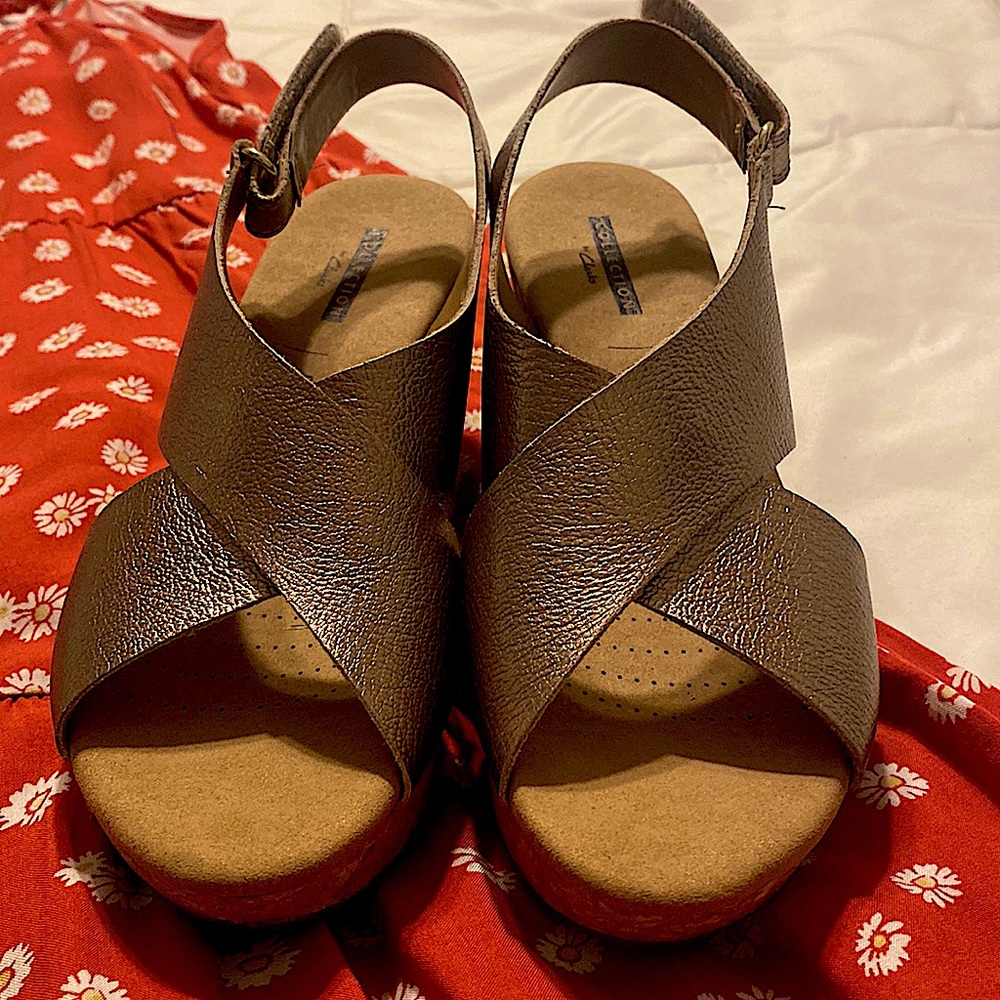 Clarks Collection,gold metallic Leather Platform Wedge Sandals 6 M.